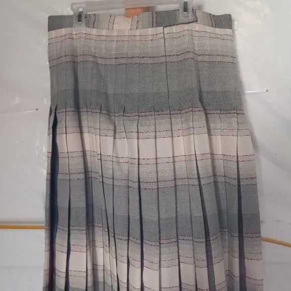 Pleated/Reversible Skirt - Picture 3 of 9